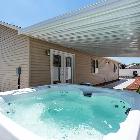 Fully Stocked Home With Hot Tub And Private Yard